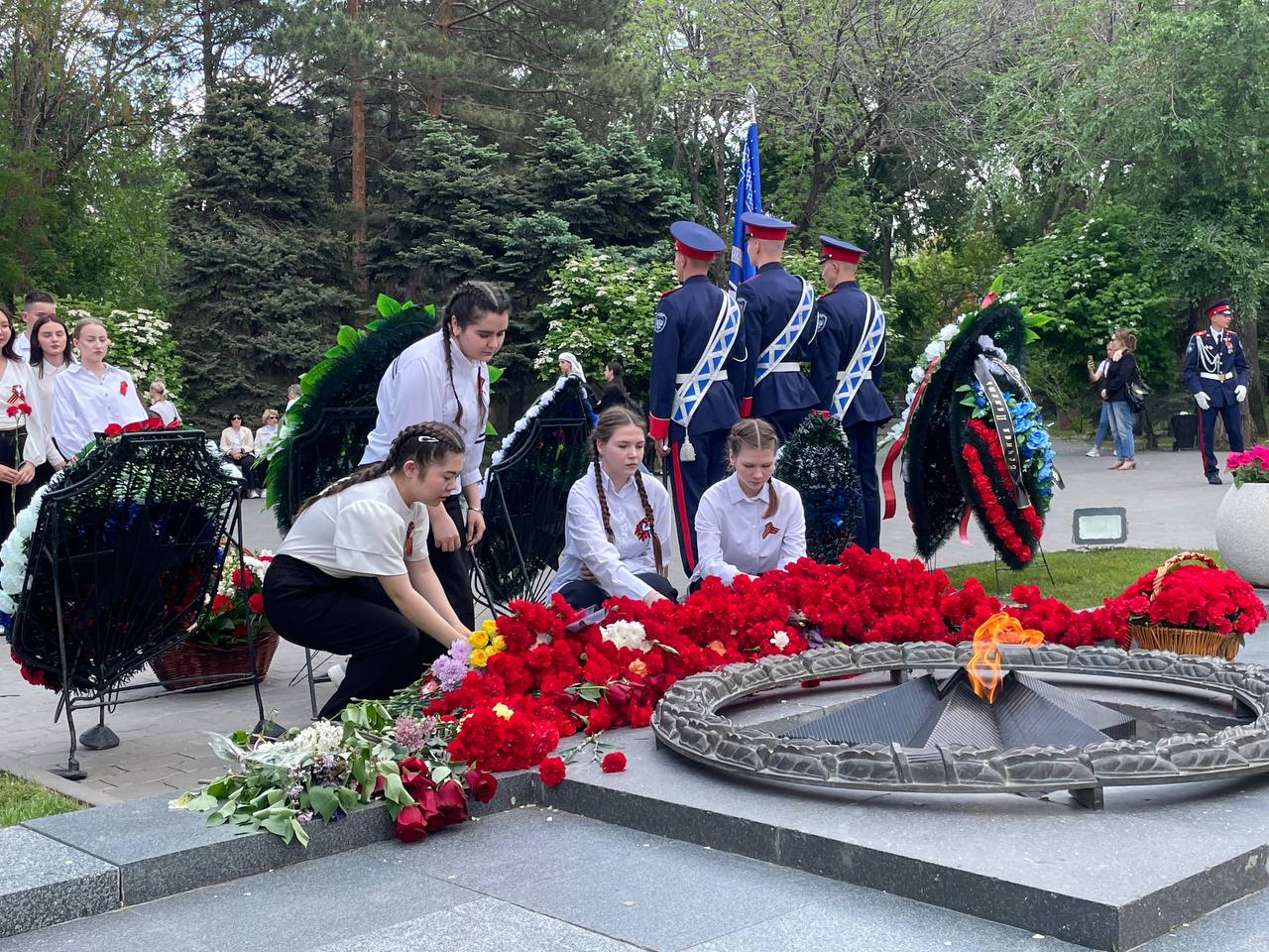 Вахта памяти! (торжественное возложение цветов к мемориалу «Вечный огонь»)